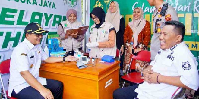 Wabup Muba, Rohman saat meninau posko mudik di Bayung Lencir. Foto: Kominfo Muba.