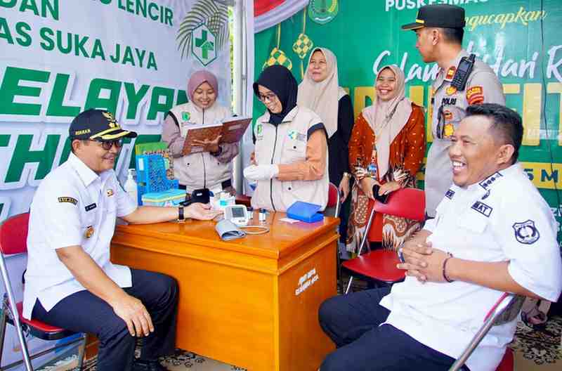 Wabup Muba, Rohman saat meninau posko mudik di Bayung Lencir. Foto: Kominfo Muba.
