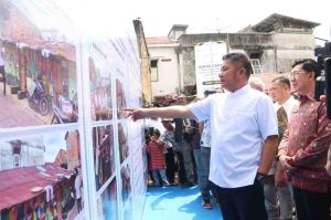 Gubernur Sumsel, Herman Deru melanching bedah rumah taklayak huni di Kelurahan 24 Ilir Palembang, Jumat (14/3/2025). Foto: Humas Pemprov Sumsel.