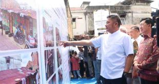 Gubernur Sumsel, Herman Deru melanching bedah rumah taklayak huni di Kelurahan 24 Ilir Palembang, Jumat (14/3/2025). Foto: Humas Pemprov Sumsel.