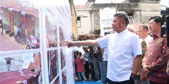 Gubernur Sumsel, Herman Deru melanching bedah rumah taklayak huni di Kelurahan 24 Ilir Palembang, Jumat (14/3/2025). Foto: Humas Pemprov Sumsel.