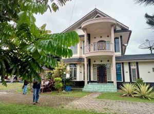 Rumah Amrullah, salah satu tersangka kasus izin perekbunan di lahan milik negara di Mura, yang digeledah tim penyidik Kejati Sumsel, Selasa (25/3/2025). Foto: Sumselheadline/Rya.