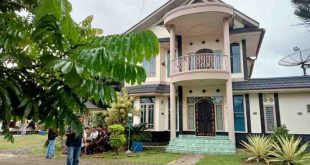 Rumah Amrullah, salah satu tersangka kasus izin perekbunan di lahan milik negara di Mura, yang digeledah tim penyidik Kejati Sumsel, Selasa (25/3/2025). Foto: Sumselheadline/Rya.