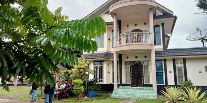 Rumah Amrullah, salah satu tersangka kasus izin perekbunan di lahan milik negara di Mura, yang digeledah tim penyidik Kejati Sumsel, Selasa (25/3/2025). Foto: Sumselheadline/Rya.
