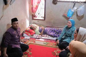 Ketua TP PKK Kota Palembang, Dewi Sastrani Ratu Dewa bersama Wakil Ketua TP PKK Kota Palembang Putri Azizah Prima Salam langsung kunjungi Ibu Nurjana (65) yang menderita sakit stroke cukup lama, JUmat (7/3/2025). Foto: Kominfo Palembang.