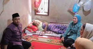 Ketua TP PKK Kota Palembang, Dewi Sastrani Ratu Dewa bersama Wakil Ketua TP PKK Kota Palembang Putri Azizah Prima Salam langsung kunjungi Ibu Nurjana (65) yang menderita sakit stroke cukup lama, JUmat (7/3/2025). Foto: Kominfo Palembang.
