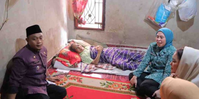 Ketua TP PKK Kota Palembang, Dewi Sastrani Ratu Dewa bersama Wakil Ketua TP PKK Kota Palembang Putri Azizah Prima Salam langsung kunjungi Ibu Nurjana (65) yang menderita sakit stroke cukup lama, JUmat (7/3/2025). Foto: Kominfo Palembang.