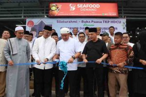 Gubernur Sumsl, Herman Deru memotong pta peresmian Rumah Makan Seafood Demang di Jalan Demang Lebar Daun, Palembang, Minggu (23/3/2025). Foto: Humas Pemprov Sumsel.