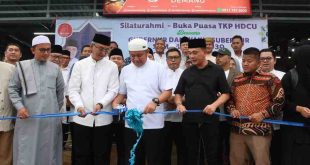 Gubernur Sumsl, Herman Deru memotong pta peresmian Rumah Makan Seafood Demang di Jalan Demang Lebar Daun, Palembang, Minggu (23/3/2025). Foto: Humas Pemprov Sumsel.