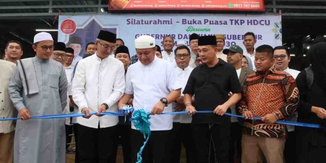 Gubernur Sumsl, Herman Deru memotong pta peresmian Rumah Makan Seafood Demang di Jalan Demang Lebar Daun, Palembang, Minggu (23/3/2025). Foto: Humas Pemprov Sumsel.