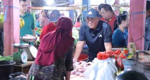 Sekda Kota Palembang, Afrizal Hasyim, Jumat (28/2/2025) meninjau harga sembilan bahan pokok (Sembako) di Pasar Padang Selasa Kecamatan Ilir Barat (IB) 1. Foto: Kominfo Palembang.