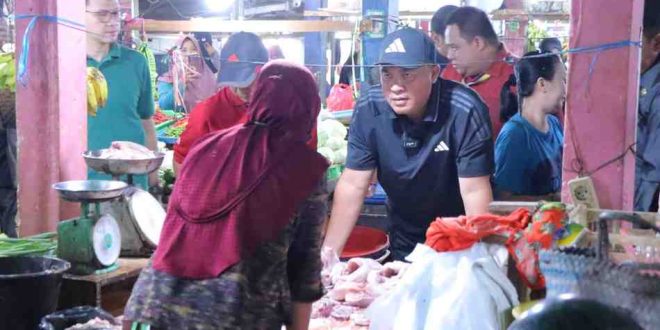 Sekda Kota Palembang, Afrizal Hasyim, Jumat (28/2/2025) meninjau harga sembilan bahan pokok (Sembako) di Pasar Padang Selasa Kecamatan Ilir Barat (IB) 1. Foto: Kominfo Palembang.
