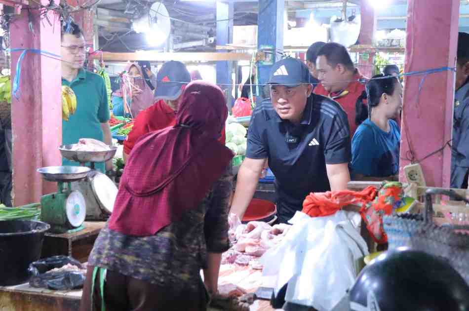 Sekda Kota Palembang, Afrizal Hasyim, Jumat (28/2/2025) meninjau harga sembilan bahan pokok (Sembako) di Pasar Padang Selasa Kecamatan Ilir Barat (IB) 1. Foto: Kominfo Palembang.