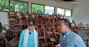Walikota Palembang, Ratu Dewa melihat bangunan SD Negeri 158 Palembang yang rusak di Komplek UIN Raden Fatah Palembang, Kamis (6/3/2025). Foto: Sumselheadline/Pitra.