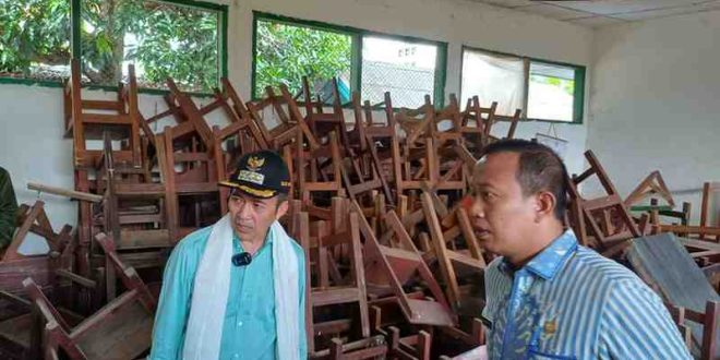 Walikota Palembang, Ratu Dewa melihat bangunan SD Negeri 158 Palembang yang rusak di Komplek UIN Raden Fatah Palembang, Kamis (6/3/2025). Foto: Sumselheadline/Pitra.