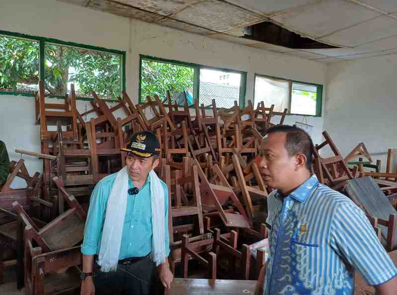 Walikota Palembang, Ratu Dewa melihat bangunan SD Negeri 158 Palembang yang rusak di Komplek UIN Raden Fatah Palembang, Kamis (6/3/2025). Foto: Sumselheadline/Pitra.