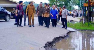 Wabup Muba, Rohman meninjau lokasi saluran air yang ditimbun pemilik lahan di Kecamatan Sekayu, Kamis (27/5/2025). Foto: Kominfo Muba.