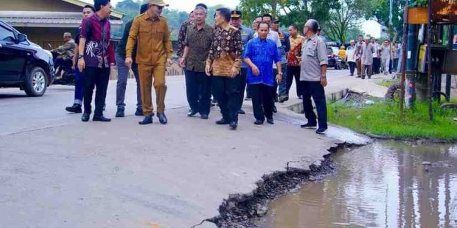 Wabup Muba, Rohman meninjau lokasi saluran air yang ditimbun pemilik lahan di Kecamatan Sekayu, Kamis (27/5/2025). Foto: Kominfo Muba.