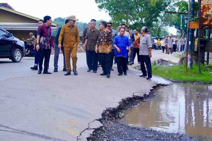 Wabup Muba, Rohman meninjau lokasi saluran air yang ditimbun pemilik lahan di Kecamatan Sekayu, Kamis (27/5/2025). Foto: Kominfo Muba.