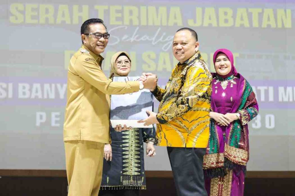 Bupati Muba, Hm Toha didampingi istri menerima serahterima jabatan dari Pj Bupati sebelumnya, Sandi Fahlepi, Senin (3/3/2025). Foto: Kominfo Muba.