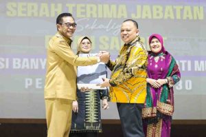 Bupati Muba, Hm Toha didampingi istri menerima serahterima jabatan dari Pj Bupati sebelumnya, Sandi Fahlepi, Senin (3/3/2025). Foto: Kominfo Muba.