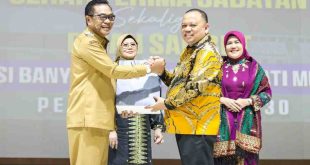 Bupati Muba, Hm Toha didampingi istri menerima serahterima jabatan dari Pj Bupati sebelumnya, Sandi Fahlepi, Senin (3/3/2025). Foto: Kominfo Muba.