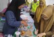 Petugas Dinkes mengambil sampel penganan Ramadan di Sekoayu, Jumat (14/3/2025). Foto: Kominfo Muba.