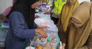 Petugas Dinkes mengambil sampel penganan Ramadan di Sekoayu, Jumat (14/3/2025). Foto: Kominfo Muba.