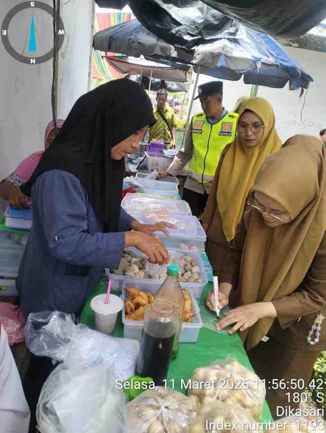 Petugas Dinkes mengambil sampel penganan Ramadan di Sekoayu, Jumat (14/3/2025). Foto: Kominfo Muba.