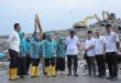 Dewi Ratu Dewa yang mendatangi kawasan TPA Sukawinatan, Palembang, untuk membagikan sembako dan melayat warga meninggal, Rabu (19/3/2025). Foto: Kominfo Palembang.