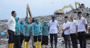 Dewi Ratu Dewa yang mendatangi kawasan TPA Sukawinatan, Palembang, untuk membagikan sembako dan melayat warga meninggal, Rabu (19/3/2025). Foto: Kominfo Palembang.