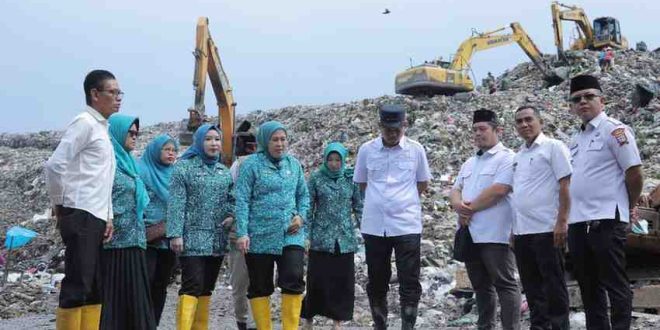 Dewi Ratu Dewa yang mendatangi kawasan TPA Sukawinatan, Palembang, untuk membagikan sembako dan melayat warga meninggal, Rabu (19/3/2025). Foto: Kominfo Palembang.