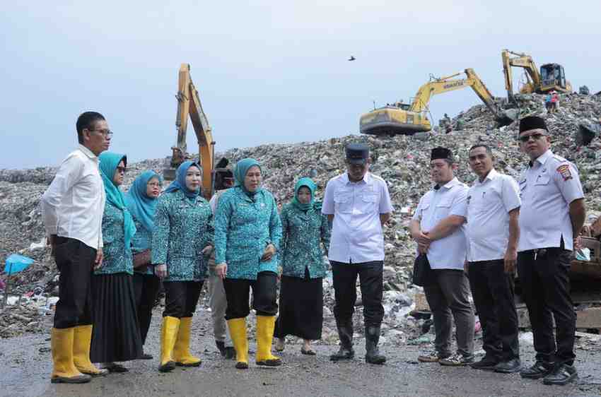 Dewi Ratu Dewa yang mendatangi kawasan TPA Sukawinatan, Palembang, untuk membagikan sembako dan melayat warga meninggal, Rabu (19/3/2025). Foto: Kominfo Palembang.