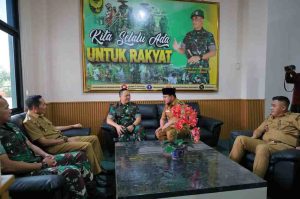 Walikota Palembang, Ratu Dewa bersilaturrahim dengan Dandim 0418 Palembang, Letkol Kav Ferdiansyah, Senin (3/3/2025). Foto: Kominfo Palembang.