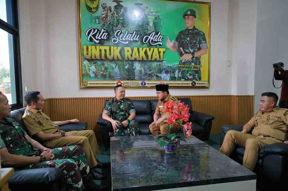 Walikota Palembang, Ratu Dewa bersilaturrahim dengan Dandim 0418 Palembang, Letkol Kav Ferdiansyah, Senin (3/3/2025). Foto: Kominfo Palembang.