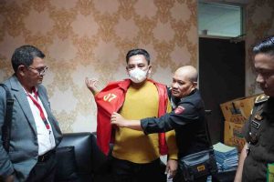 Tersangka Bachtiar dikenakan baju orange, setelah ditangkaptim Kejati Sumsel, Selasa (11/3/2025). Foto: Sumselheadline/Ela.