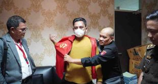 Tersangka Bachtiar dikenakan baju orange, setelah ditangkaptim Kejati Sumsel, Selasa (11/3/2025). Foto: Sumselheadline/Ela.