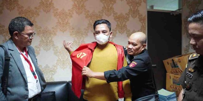 Tersangka Bachtiar dikenakan baju orange, setelah ditangkaptim Kejati Sumsel, Selasa (11/3/2025). Foto: Sumselheadline/Ela.