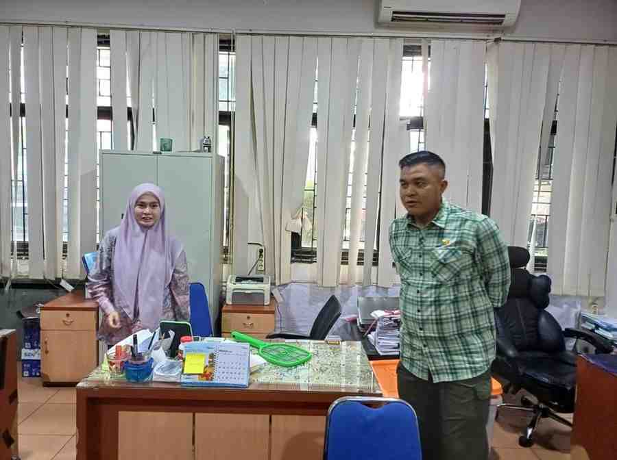 Sekda Palembang, Aprizal yang datang ke Dinas Pariwisata, namun pejabat yang bersangkutan tak ada di tempat, Kamis (27/3/2025) pagi. Foto: Sumselheadline/Pitria.