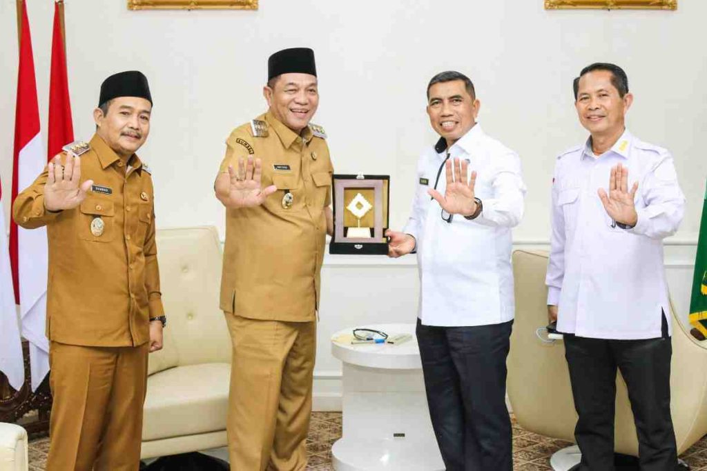 Kepala BNN Provinsi Sumatera Selatan Brigjen Pol DR Drs Guruh Ahmad Fadiyanto MH silaturrahim dengan Bupati Muba, HM Toha, Senin (10/3/2025). Foto: Kominfo Muba.