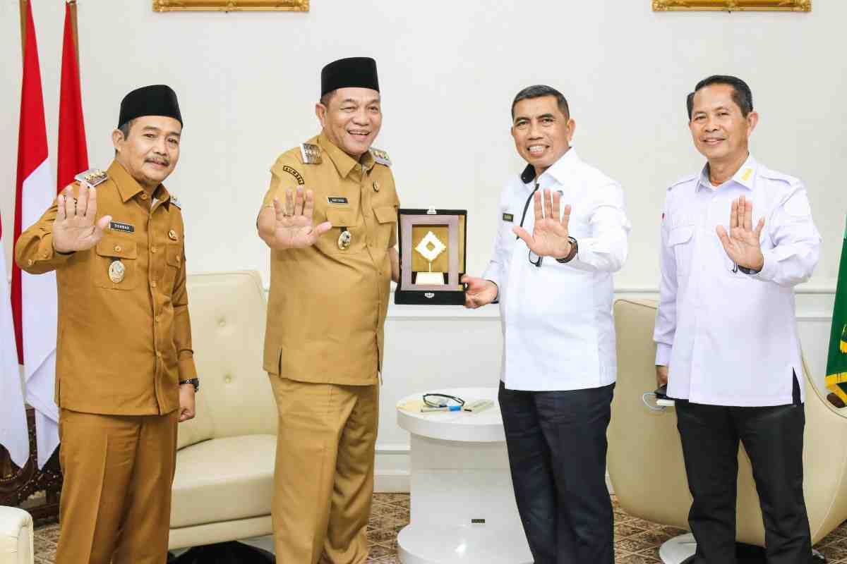 Kepala BNN Provinsi Sumatera Selatan Brigjen Pol DR Drs Guruh Ahmad Fadiyanto MH silaturrahim dengan Bupati Muba, HM Toha, Senin (10/3/2025). Foto: Kominfo Muba.
