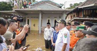 Bupati Muba, HM Toha meninjau banjir di DEsa Kemang, Kecamatan Sanga Desa, Selasa (11/3/2025). Foto: Kominfo Muba.