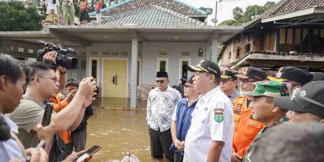 Bupati Muba, HM Toha meninjau banjir di DEsa Kemang, Kecamatan Sanga Desa, Selasa (11/3/2025). Foto: Kominfo Muba.