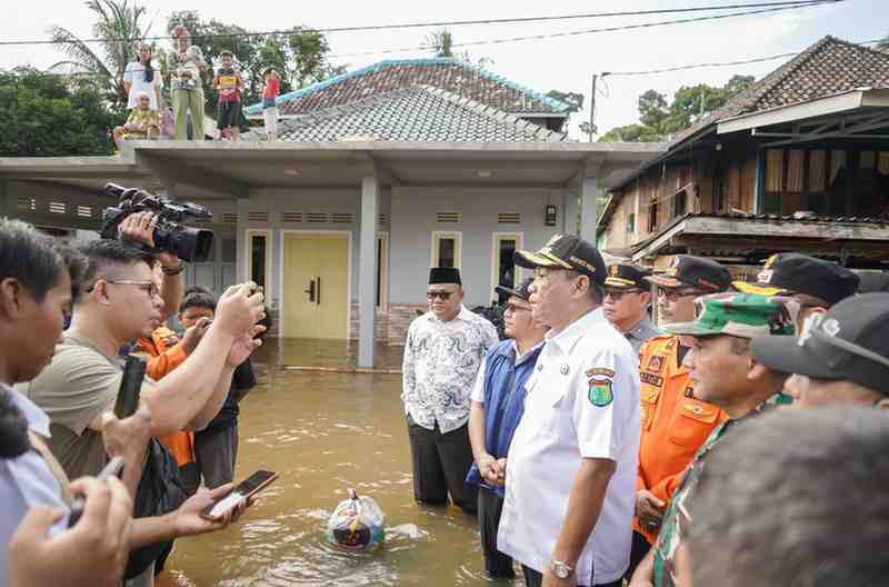 Bupati Muba, HM Toha meninjau banjir di DEsa Kemang, Kecamatan Sanga Desa, Selasa (11/3/2025). Foto: Kominfo Muba.