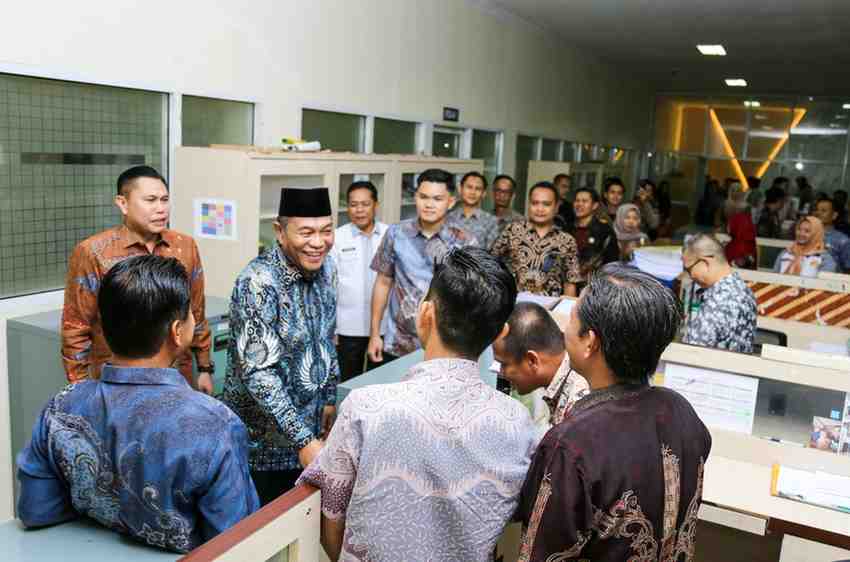 Bupati Muba, HM Toha mengunjungi para ASn di sejumlah OPD di Sekayu, Kamis (13/3/2025). Foto: Kominfo Muba.