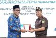 Bupati Muba, HM Toha dan Kejari Muba, Roy Riady, SH saling memberi cindera mata, Senin (17/3/2025). Foto: Kominfo Muba.