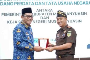 Bupati Muba, HM Toha dan Kejari Muba, Roy Riady, SH saling memberi cindera mata, Senin (17/3/2025). Foto: Kominfo Muba.