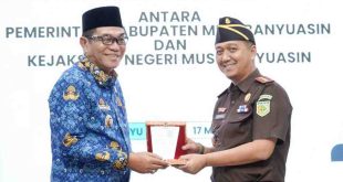 Bupati Muba, HM Toha dan Kejari Muba, Roy Riady, SH saling memberi cindera mata, Senin (17/3/2025). Foto: Kominfo Muba.