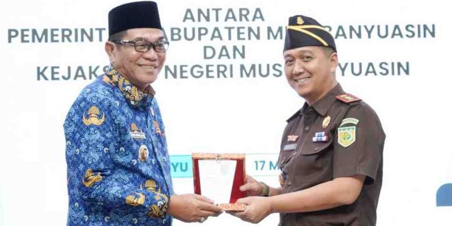 Bupati Muba, HM Toha dan Kejari Muba, Roy Riady, SH saling memberi cindera mata, Senin (17/3/2025). Foto: Kominfo Muba.