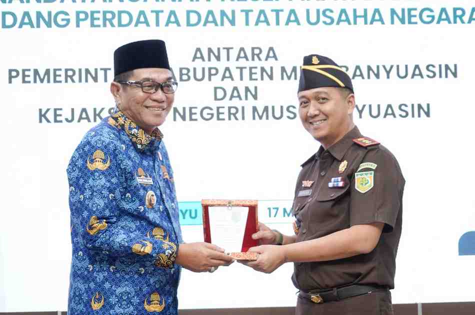 Bupati Muba, HM Toha dan Kejari Muba, Roy Riady, SH saling memberi cindera mata, Senin (17/3/2025). Foto: Kominfo Muba.